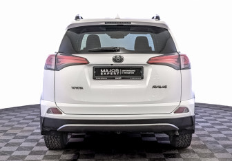 Подержанный автомобиль Toyota RAV4 2017 года (6 фото)