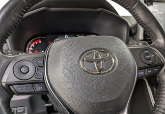 Подержанный автомобиль Toyota RAV4 2022 года (8 фото)