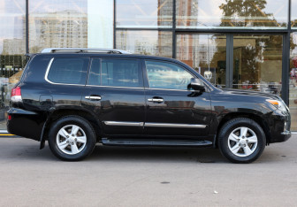 Подержанный автомобиль Lexus LX 2013 года (4 фото)