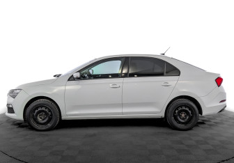 Подержанный автомобиль Skoda Rapid Liftback 2021 года (8 фото)