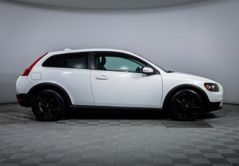 Подержанный автомобиль Volvo C30 2007 года (4 фото)