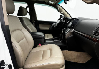 Подержанный автомобиль Toyota Land Cruiser Suv 2011 года (10 фото)