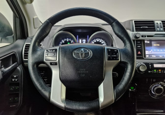 Подержанный автомобиль Toyota Land Cruiser Prado 2016 года (20 фото)