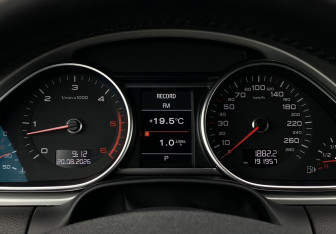 Подержанный автомобиль Audi Q7 2014 года (28 фото)