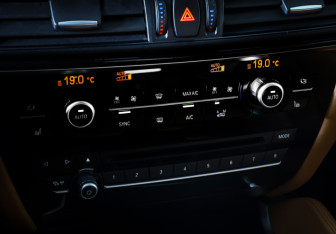 Подержанный автомобиль BMW X6 2014 года (15 фото)