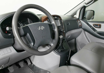 Подержанный автомобиль Hyundai Grand Starex 2010 года (12 фото)