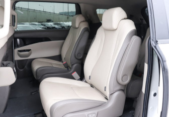 Подержанный автомобиль Kia Carnival 2020 года (10 фото)