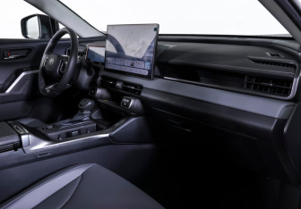 Подержанный автомобиль Toyota RAV4 2025 года (10 фото)