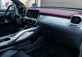 Подержанный автомобиль Geely Coolray 2023 года (9 фото)