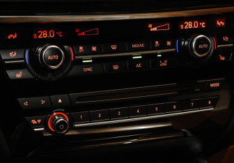 Подержанный автомобиль BMW X6 2016 года (23 фото)