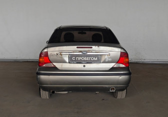 Подержанный автомобиль Ford Focus Sedan 2004 года (5 фото)