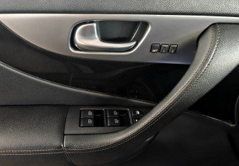 Подержанный автомобиль Infiniti FX 2011 года (20 фото)