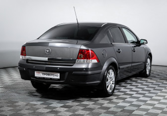 Подержанный автомобиль Opel Astra Sedan 2009 года (5 фото)