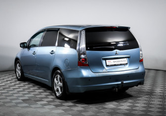 Подержанный автомобиль Mitsubishi Grandis 2008 года (7 фото)