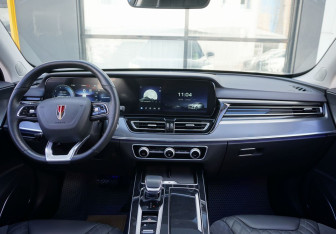 Подержанный автомобиль Hongqi HS5 2024 года (12 фото)