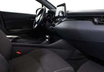 Подержанный автомобиль Toyota C-HR 2019 года (9 фото)