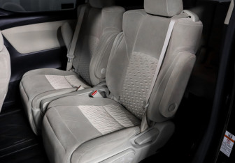 Подержанный автомобиль Toyota Alphard 2017 года (10 фото)