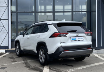 Подержанный автомобиль Toyota RAV4 2019 года (7 фото)