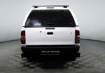 Подержанный автомобиль Toyota Hilux 2012 года (4 фото)