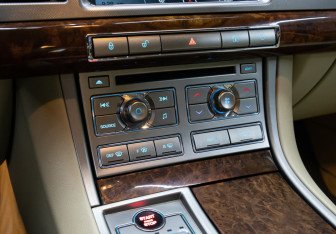 Подержанный автомобиль Jaguar XF Sedan 2008 года (18 фото)