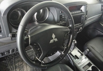 Подержанный автомобиль Mitsubishi Pajero 2013 года (12 фото)