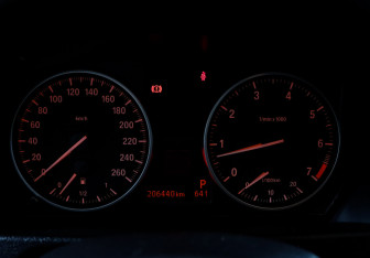 Подержанный автомобиль BMW X1 2010 года (9 фото)