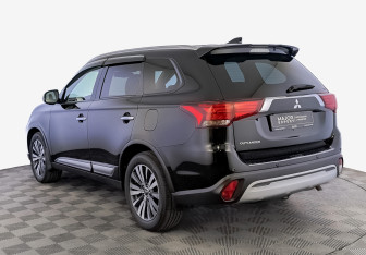 Подержанный автомобиль Mitsubishi Outlander 2020 года (7 фото)