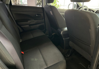 Подержанный автомобиль Mitsubishi ASX 2011 года (11 фото)