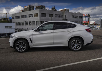 Подержанный автомобиль BMW X6 2017 года (8 фото)