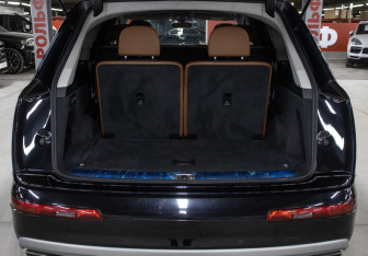 Подержанный автомобиль Audi Q7 2015 года (10 фото)