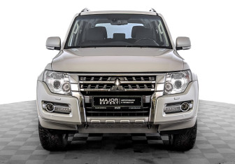 Подержанный автомобиль Mitsubishi Pajero 2017 года (2 фото)
