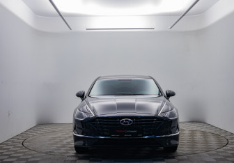 Подержанный автомобиль Hyundai Sonata 2022 года (2 фото)