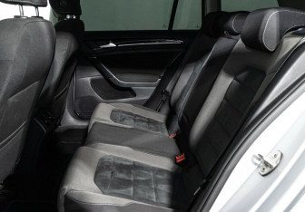 Подержанный автомобиль Volkswagen Golf Hatchback 2019 года (15 фото)