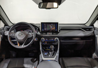 Подержанный автомобиль Toyota RAV4 2019 года (14 фото)