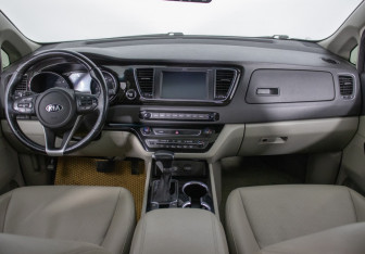 Подержанный автомобиль Kia Carnival 2018 года (13 фото)