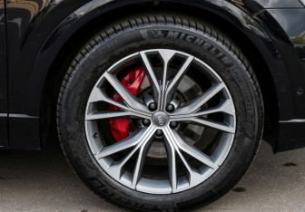 Подержанный автомобиль Audi Q8 2019 года (30 фото)