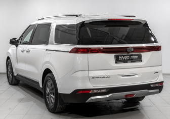 Подержанный автомобиль Kia Carnival 2021 года (7 фото)