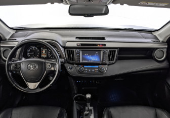 Подержанный автомобиль Toyota RAV4 2017 года (14 фото)