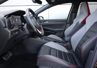Подержанный автомобиль Volkswagen Golf GTI Hatchback 2022 года (15 фото)