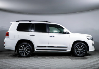 Подержанный автомобиль Toyota Land Cruiser Suv 2015 года (4 фото)