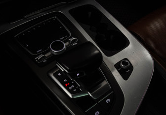 Подержанный автомобиль Audi Q7 2016 года (15 фото)