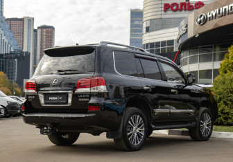 Подержанный автомобиль Lexus LX 2013 года (4 фото)