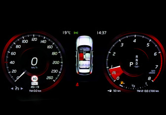 Подержанный автомобиль Volvo XC40 2018 года (13 фото)