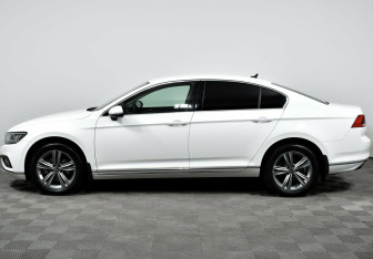 Подержанный автомобиль Volkswagen Passat Sedan 2021 года (3 фото)