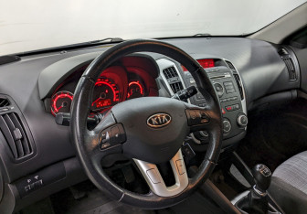 Подержанный автомобиль Kia Ceed Hatchback 2012 года (13 фото)