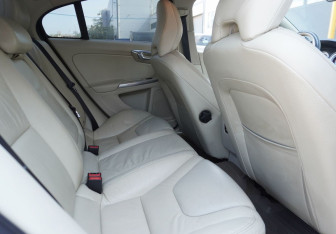 Подержанный автомобиль Volvo S60 2012 года (10 фото)