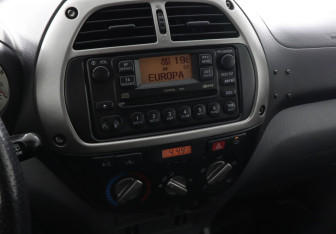 Подержанный автомобиль Toyota RAV4 2001 года (10 фото)