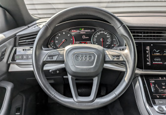 Подержанный автомобиль Audi Q8 2021 года (22 фото)
