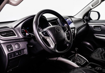 Подержанный автомобиль Mitsubishi L200 2022 года (12 фото)