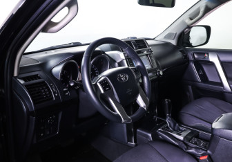 Подержанный автомобиль Toyota Land Cruiser Prado 2013 года (15 фото)